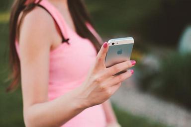 dívka s mobilem